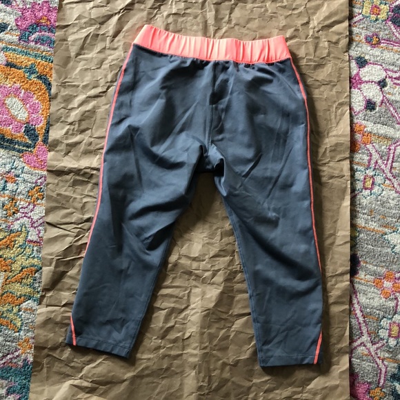 DONATED NWOT Capri Athletic Leggings - Picture 4 of 4